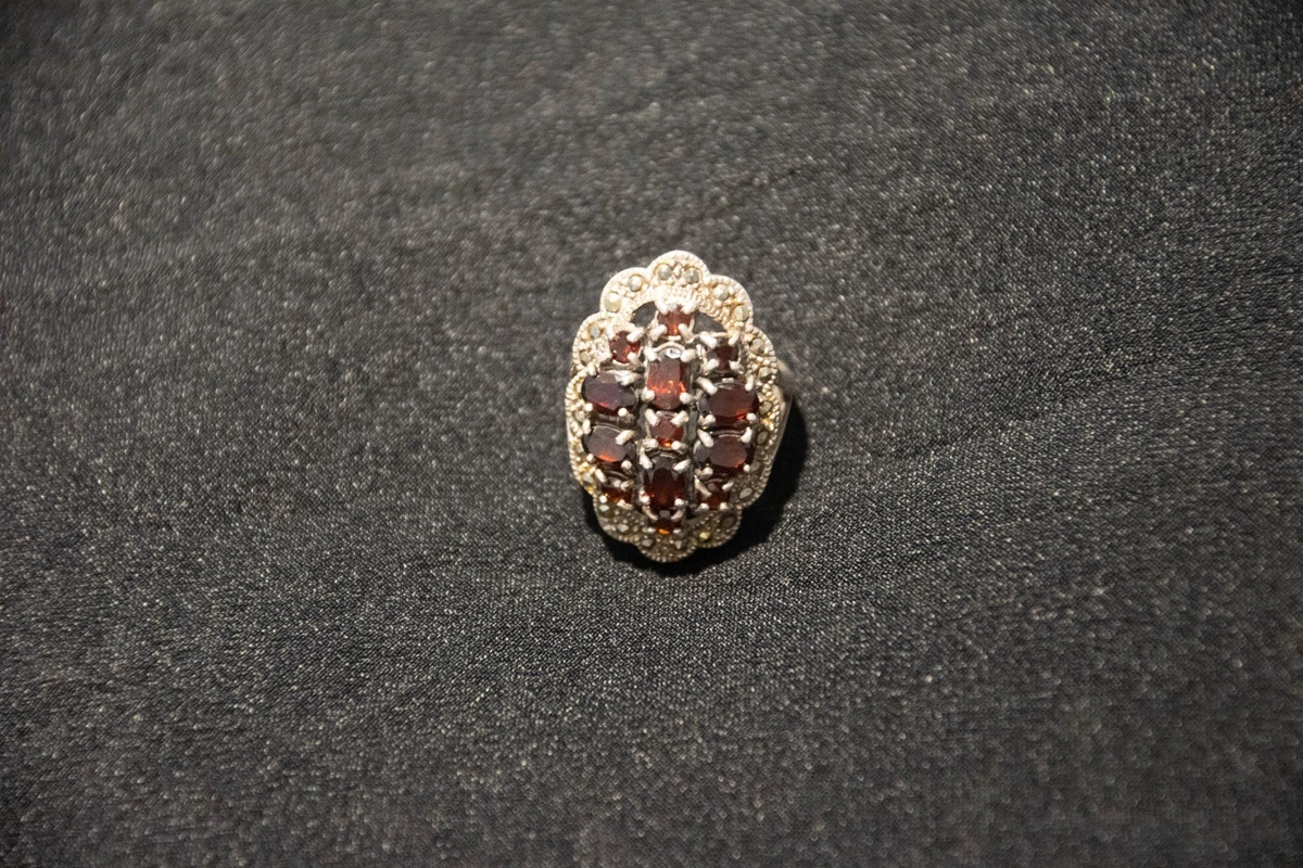 Anello in argento con granato sfaccettato, montatura a 4 griffes