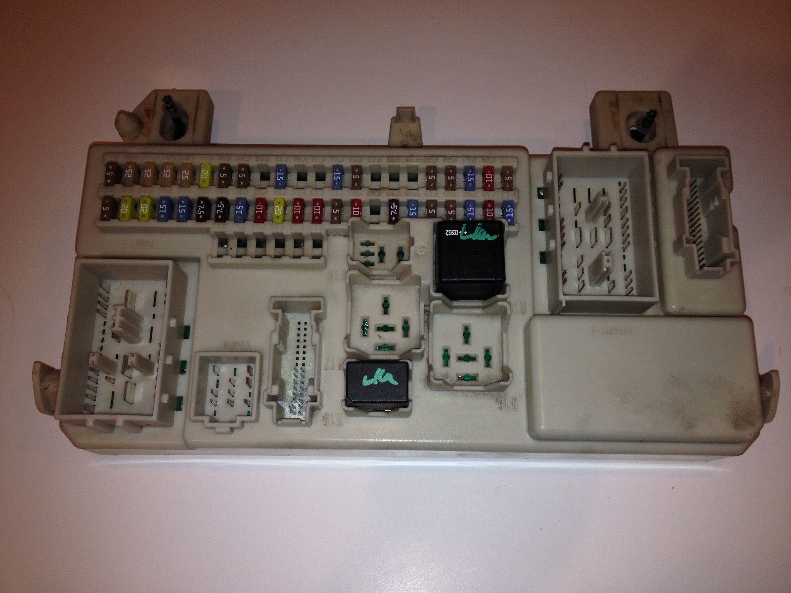 06-07 VOLVO S40/V50/ASTON MARTIN BODY CONTROL MODULE AND FUSE/RELAY BOX 30765015
