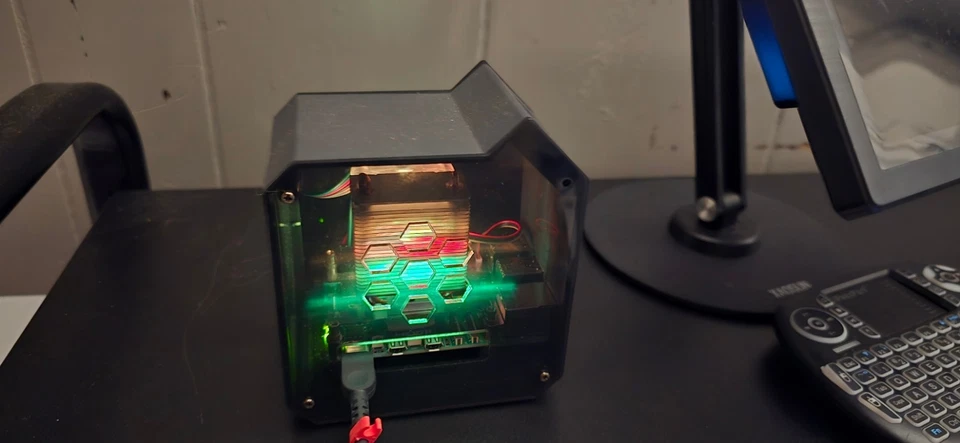 **OFFLINE AI** Raspberry Pi 5 Mini Teclado Monitor de Escritorio Mini Torre Personalizada Foto 3 de 4