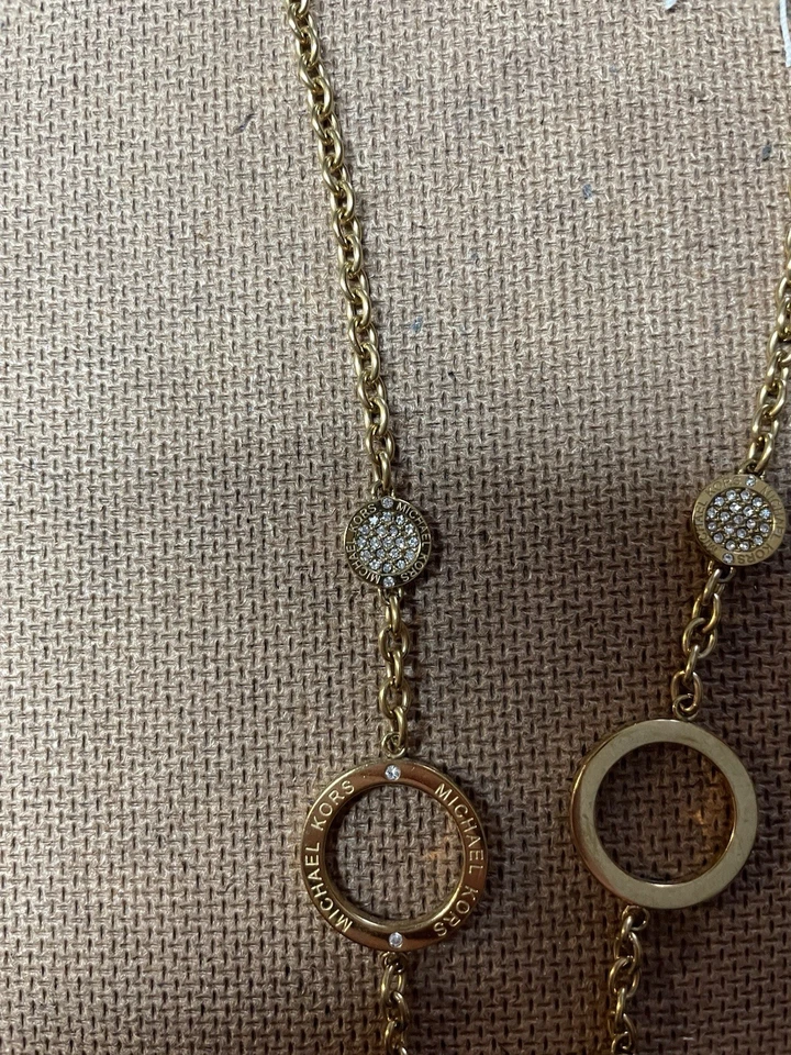 Collar llamativo Michael Kors tono dorado estación circular Foto 4 de 4