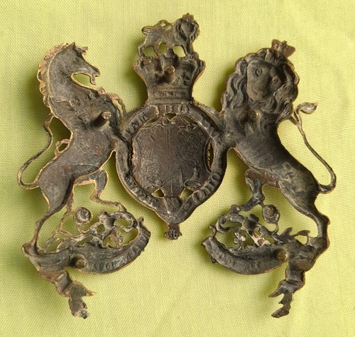 BRASS QVC HER MAJESTIES ROYAL RESERVE REGIMENT POUCH BADGE ? - C922 - Picture 2 of 3