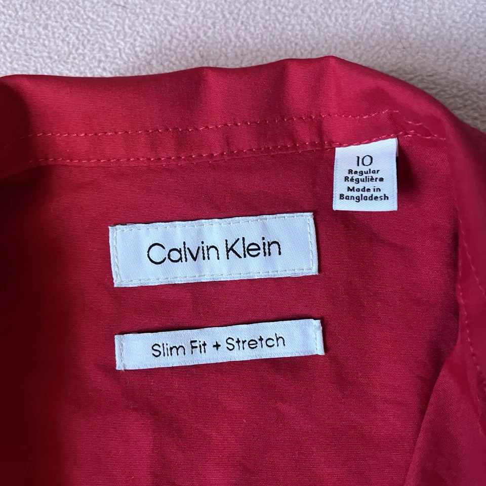 Camisa roja con botones elástica lisa calce ceñido Calvin Klein para niños talla 10 Foto 2 de 4