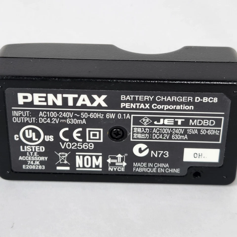 Cargador de batería OEM PENTAX D-BC8 para la batería Pentax D-Li95 Foto 4 de 4
