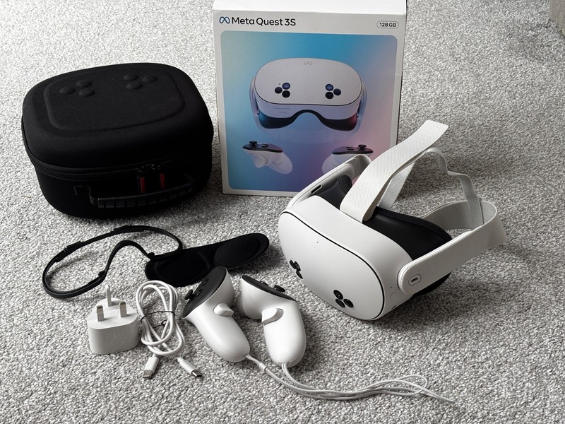 Meta Quest 3S with controllers 128GB with case