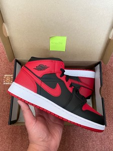 nike air jordan 1 mid gs banned
