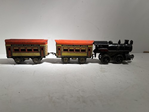 Vintage Cast Iron Wind Up Am Flyer Train Locomotive Engine with 2 passenger car