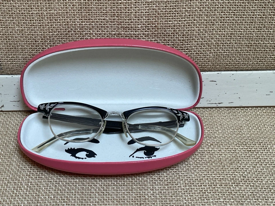 Anteojos vintage artesanales plateados grabados con estuche de gafas Kate Spade Foto 2 de 4