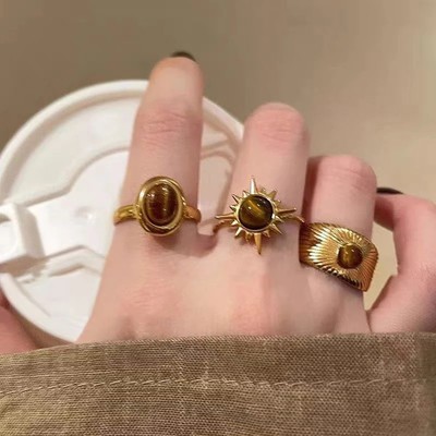 Erhabene Handwerkskunst in diesem stilvollen verstellbaren Ring in Goldlegierung in Blumenform