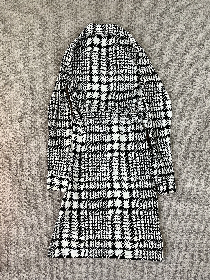 VESTIDO CRUZADO THE LIMITED XS PARA MUJER CON CUELLO ESTAMPADO BLANCO Y NEGRO  Foto 2 de 4