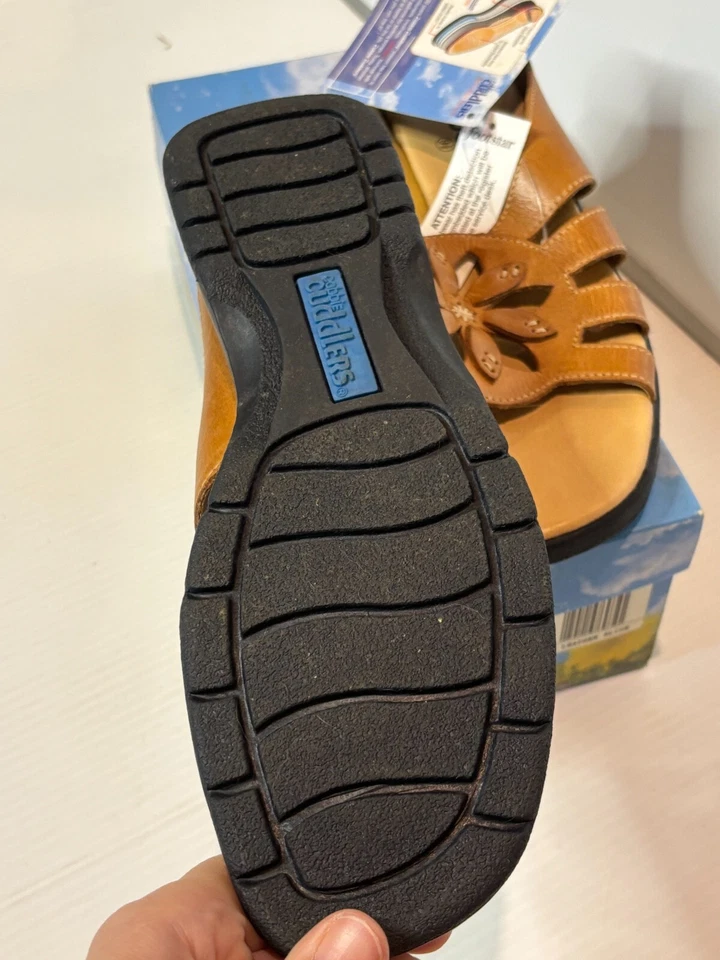 Sandalias de cuña Cobbie Cuddlers para mujer de cuero marrón cómodas con flores 9 1/2 Foto 3 de 4