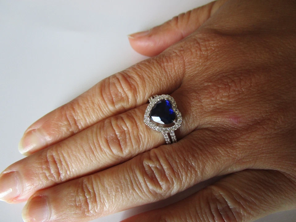 Anello in Argento925 con Zircone naturale Blu a forma di Cuore e Zirconi bianchi - Immagine 2 di 4