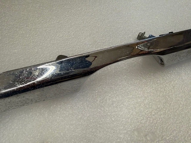 Barra de luz de riel de maletero Harley-Davidson 68510-74B King Tour-Pak con lentes de llama Foto 3 de 4