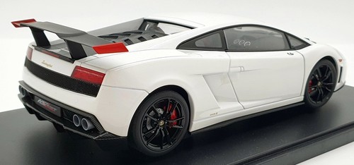 Autoart 1/18 Scale Diecast 74693 Lamborghini Gallardo LP570 Supertrofeo- White - Picture 2 of 6