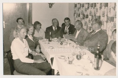 147259: Graf Luckner, Foto, es wird ein Telefonbuch zum Zerreißen gereicht, 1960