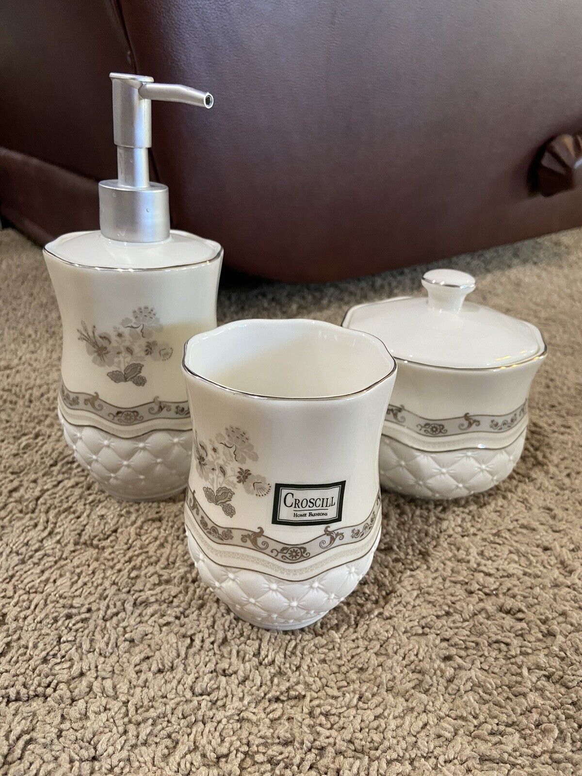 Croscill Home Bath Vanity Set Soap dispenser Cup Covered Jar Porcelain Silver Obfite, wysokiej jakości