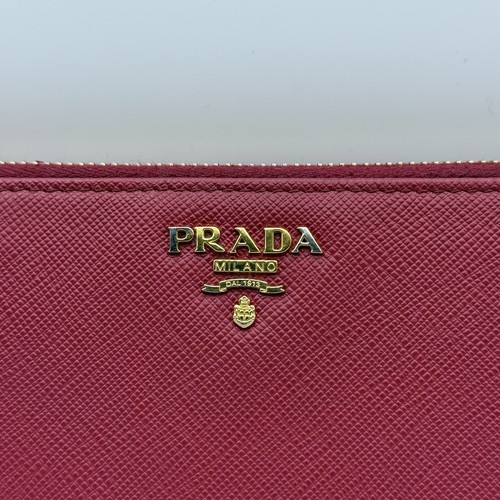 Portafoglio lungo PRADA logo pelle saffiano zip intorno rosso leggermente usato - Foto 5 di 11