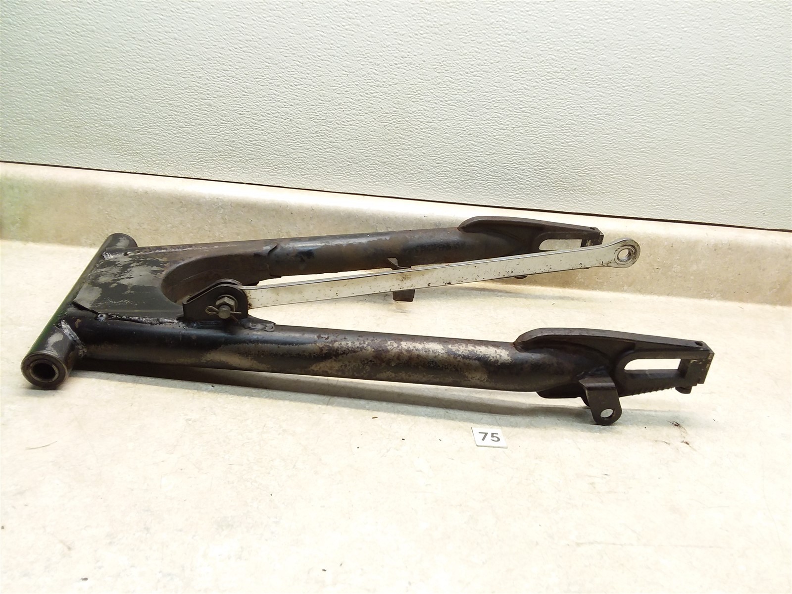 Kawasaki Z1 900 Early Rare NO DATE CODE Swingarm & Arm 1972 1973 #75 ANXC34