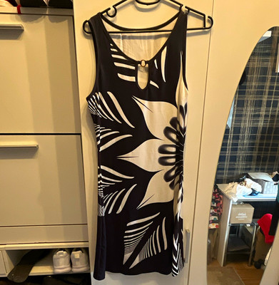 SHEIN Damen Etuikleid Gr. S schwarz/weiß Blumenmuster ärmellos V-Ausschnitt