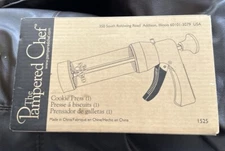 The Pampered Chef 1525 Cookie Press with 16 Discs - White
