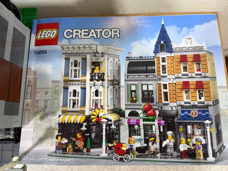 LEGO (10255) Expert Assembly Square Modular W/ Instructions & Minifigures - Image 2 of 4