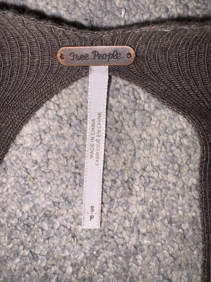 Suéter Free People Fluido Con Manga Corta Fluida Y Recortes Talla Pequeña Foto 2 de 4