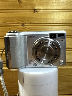 FUJIFILM FinePix E550 本体 Fujifilm FinePix E550. 6.3MP - 4x Optical Zoom - Silver Digital