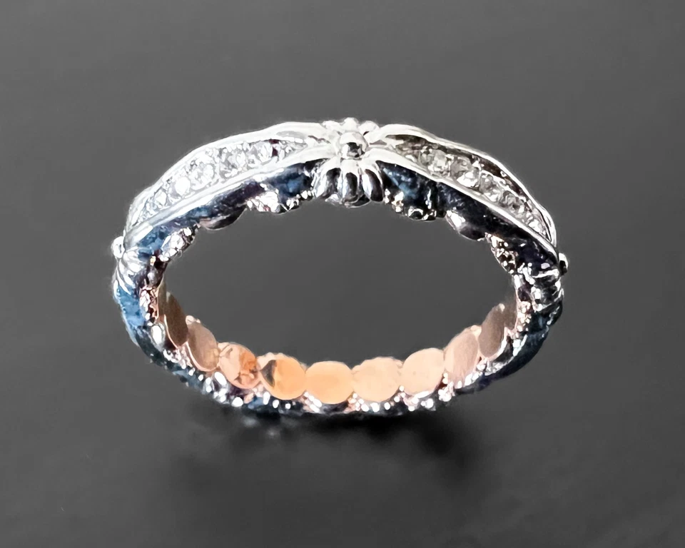 Anillo de plata esterlina con placa de oro rosa de eternidad de zafiro creado en laboratorio blanco Foto 3 de 4