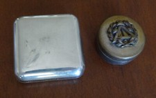 deux anciennes petites boîtes pilluliers OLRI et franc maconnerie