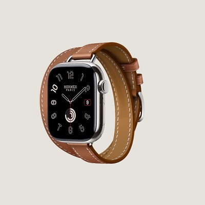 HERMES Leather Apple Watch Band in “Gold” With Box luxe Hermes Apple Watch Series 10 hands on main image 2
