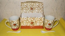 Coffret 2 Mugs avec petites cuillères en porcelaine. ( Etat neuf )