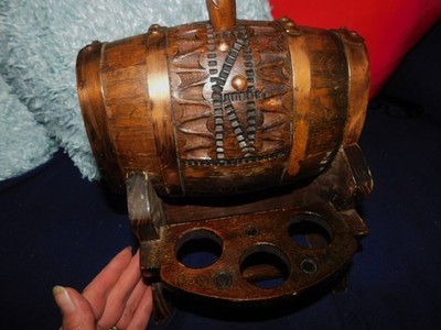 VINTAGE KUPFER GEBÄNDERTES HOLZFASS FASS MIT STECKERN AUF STÄNDER MIT 6 GLÄSERN LÖCHERN