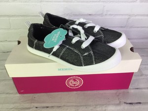 no lace tennis shoes