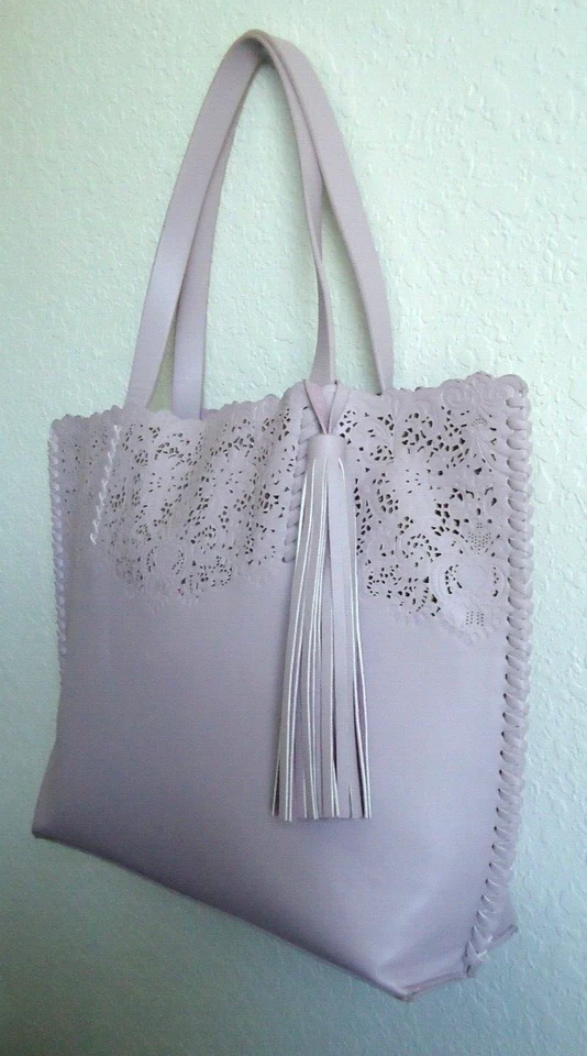 Bolso de Mano Urban Originals Lila Vegano Estampado Tallado Cuero En muy buena condición Talla-17x13x4 pulgadas Foto 4 de 4