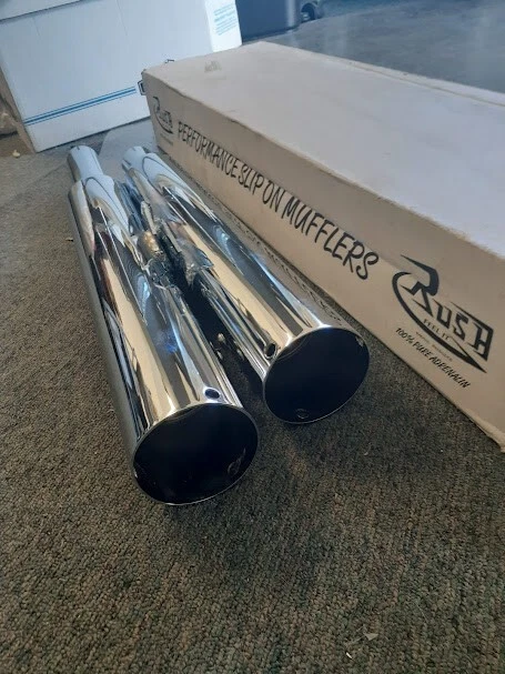 Par de silenciadores Rush para una Harley Davidson Deuce y Fatboy modelos 2000 a 2006 Foto 3 de 4
