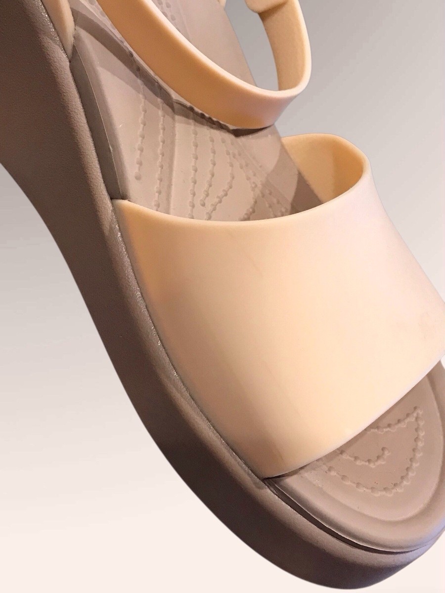 waページ Crocs Women's Brooklyn Ankle Strap Wedges Sandal Shitake 8 for