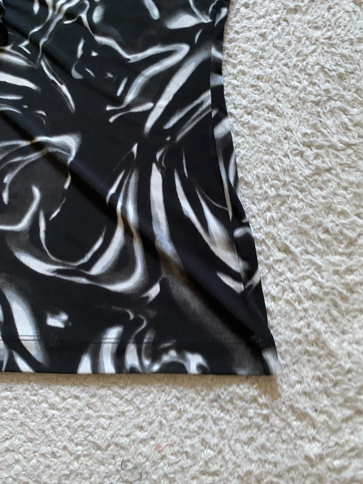 Camiseta sin mangas Adrienne Vittadini para mujer geométrica sin mangas con volantes negra talla XL Foto 2 de 4