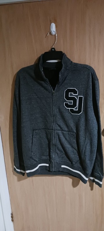 SEAN JONES...MENS PULLOVER....SIZE M....COLOR GREY AND BLACK