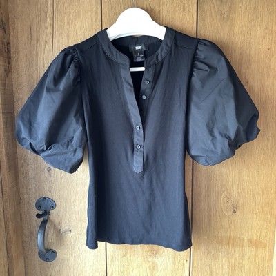 DKNY Schwarzes geripptes Top Größe Medium Puff Kurzarm Knopf V-Ausschnitt Damen