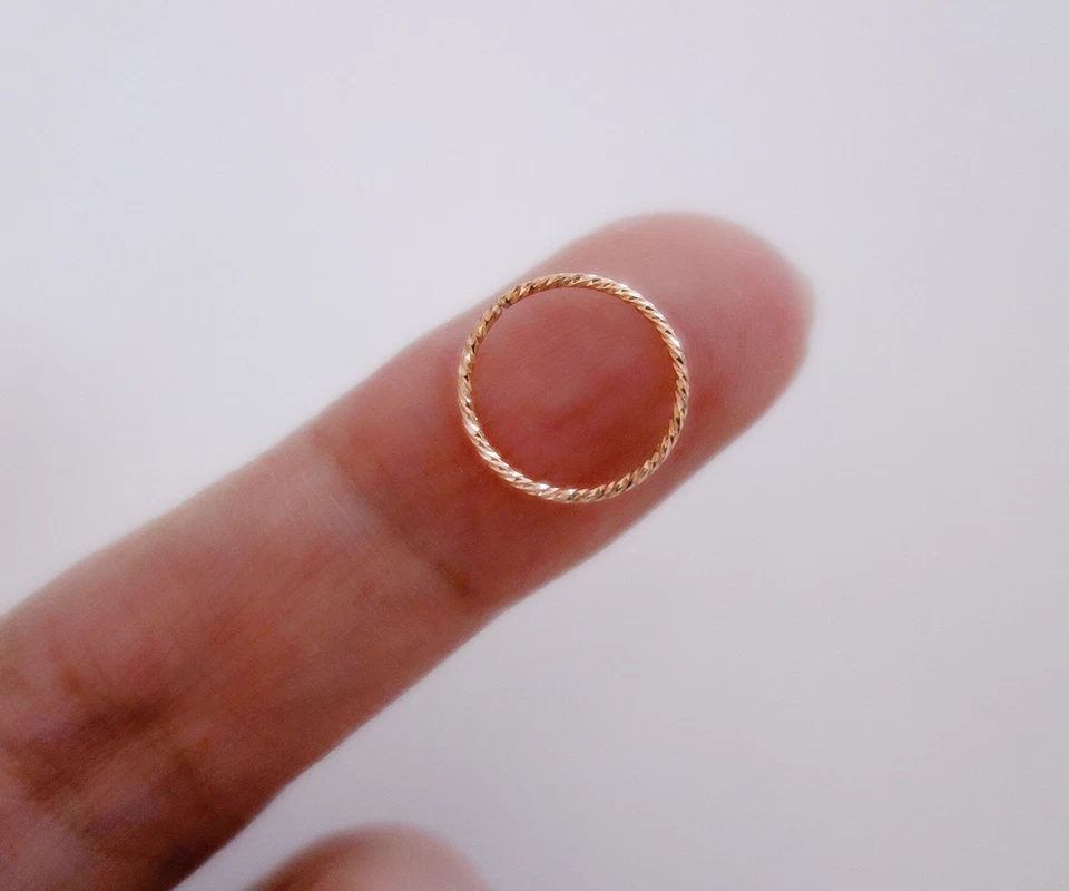 Anillo de aro de cartílago con corte de diamante de relleno de oro rosa de 14K hecho a mano Tragus Foto 3 de 4