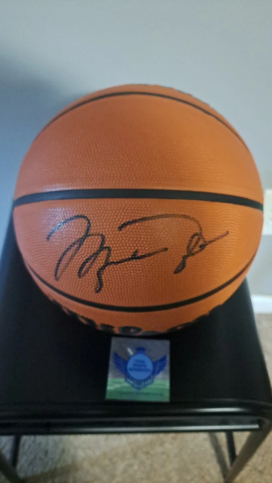 Baloncesto firmado por Michael Jordan certificado. Foto 3 de 4