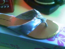 TOP MODA  SILVER METALIC BLING FLIP FLOP SANDALS 7 M