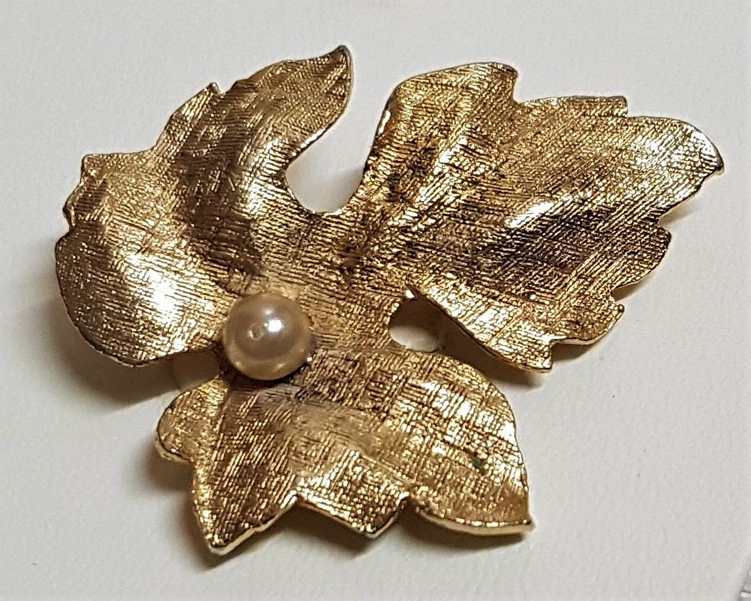 Broche Vintage Feuille En Métal Doré Texturé Avec Perle En Verre - Modifié (occasion)
