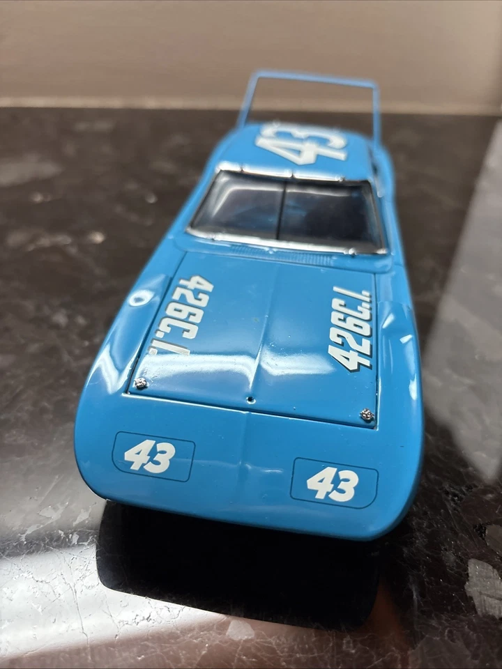 1970 Plymouth Superbird NASCAR Franklin Mint #43 Richard Petty Diecast Car 1/24 - Image 4 of 4