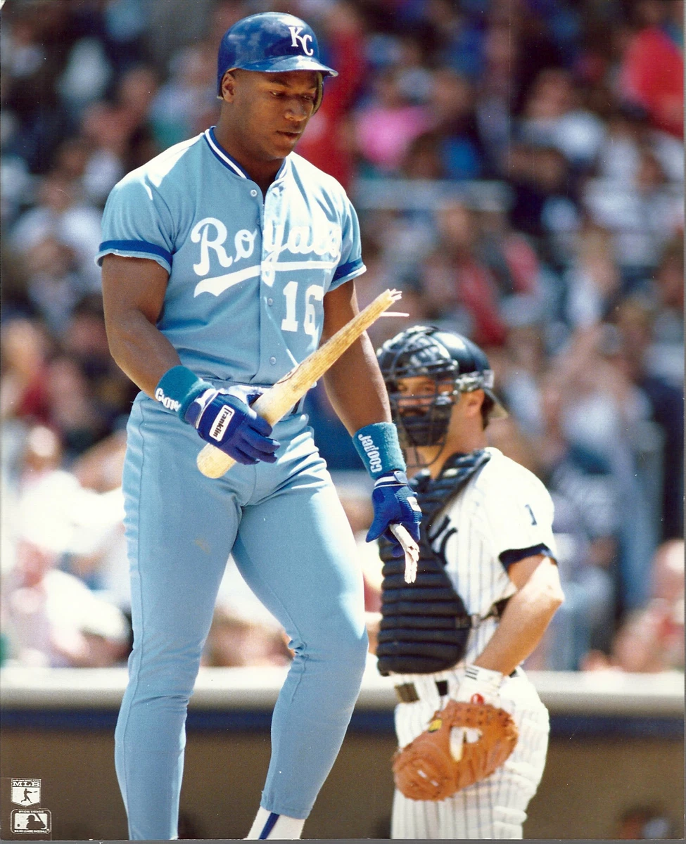 Bo Jackson breaks bat over knee, 08/09/1993
