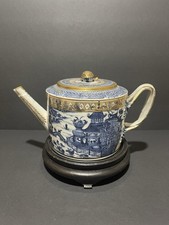 Ancient blue and white porcelain teapot with gold decoration青花壶