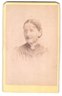 Fotografie Th. Diefenbach, Friedberg, Kaiserstr. 58, Portrait Dame im gestreift 