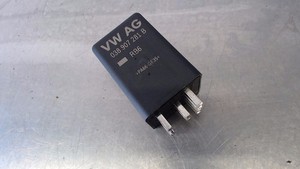 Relais 457 038907281B 0281003032 Audi A4 Avant 2.0 TDI DPF B8 2011-2013