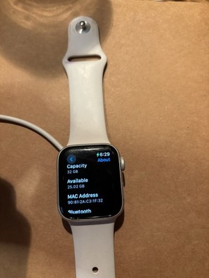 Apple Watch SE (40mm)   Silver Aluminum / White Sport Band **(BATTERY 74%)**