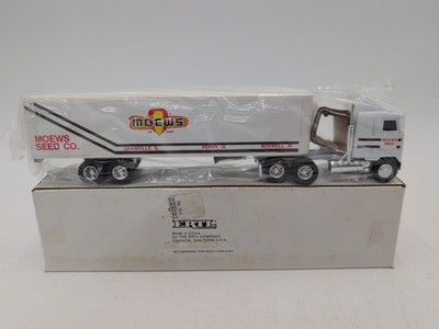 1/64 Ertl Toy Moews Seed Corn Tractor Trailer 