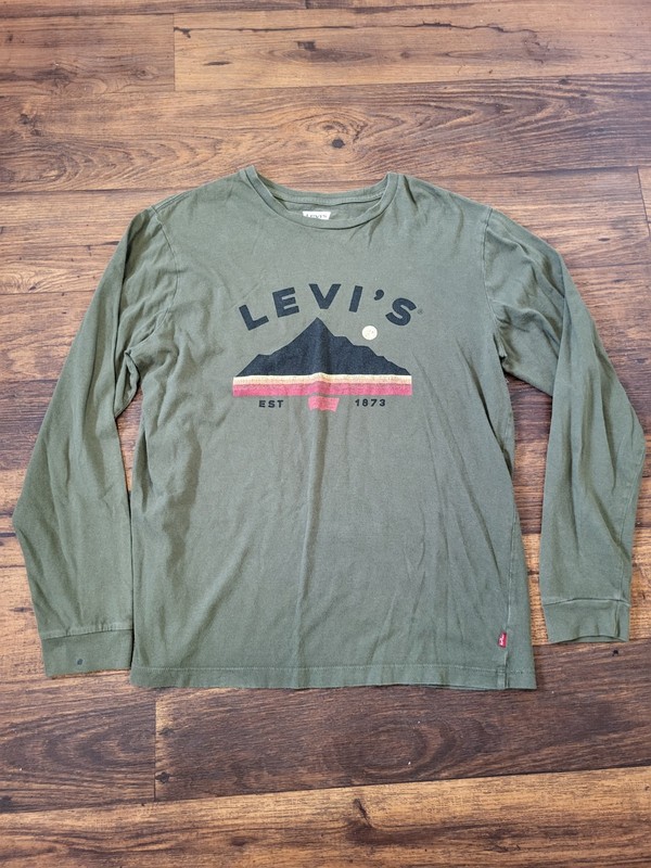 Levi's Men's Long Sleeve Graphic T-Shirt – Olive Green Mountain Scene size M